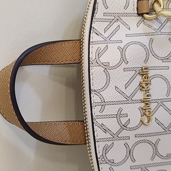 Backpack - Picture 3 of 9